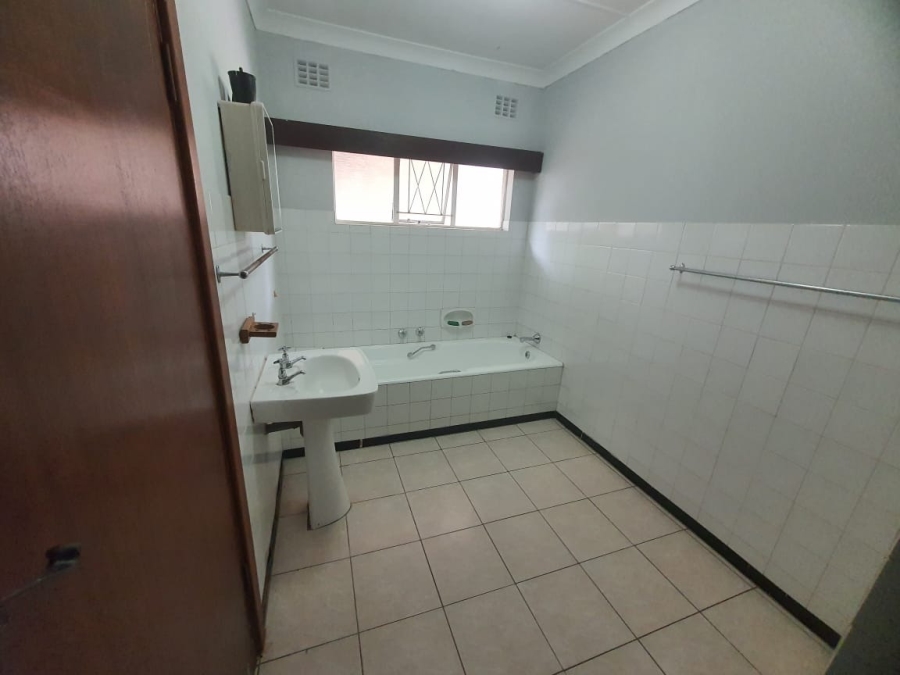 To Let 4 Bedroom Property for Rent in Beacon Bay Eastern Cape